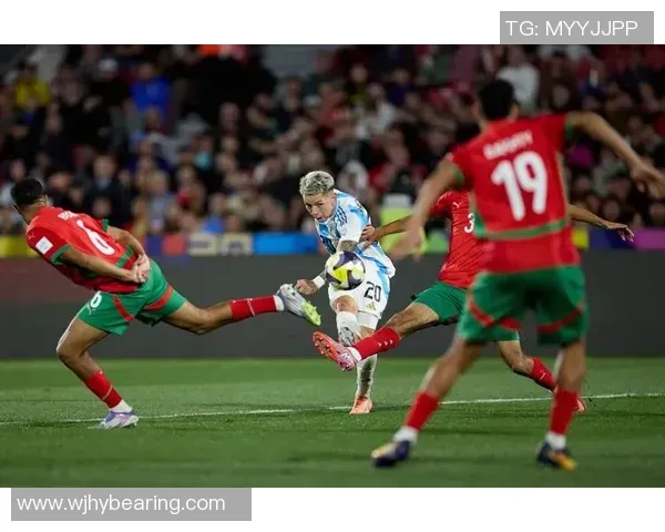 赫内斯：拜仁再次成为一座堡垒；孔帕尼像老母鸡一样保护球员